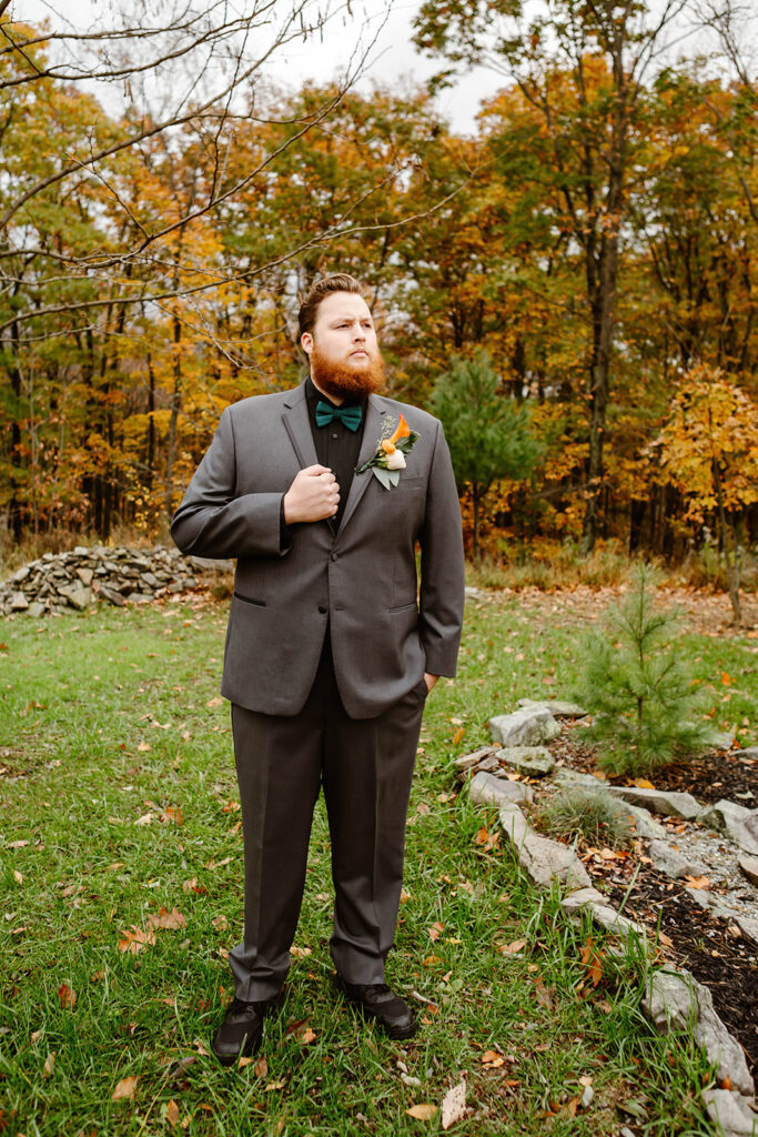 Groom wedding photos in the fall 