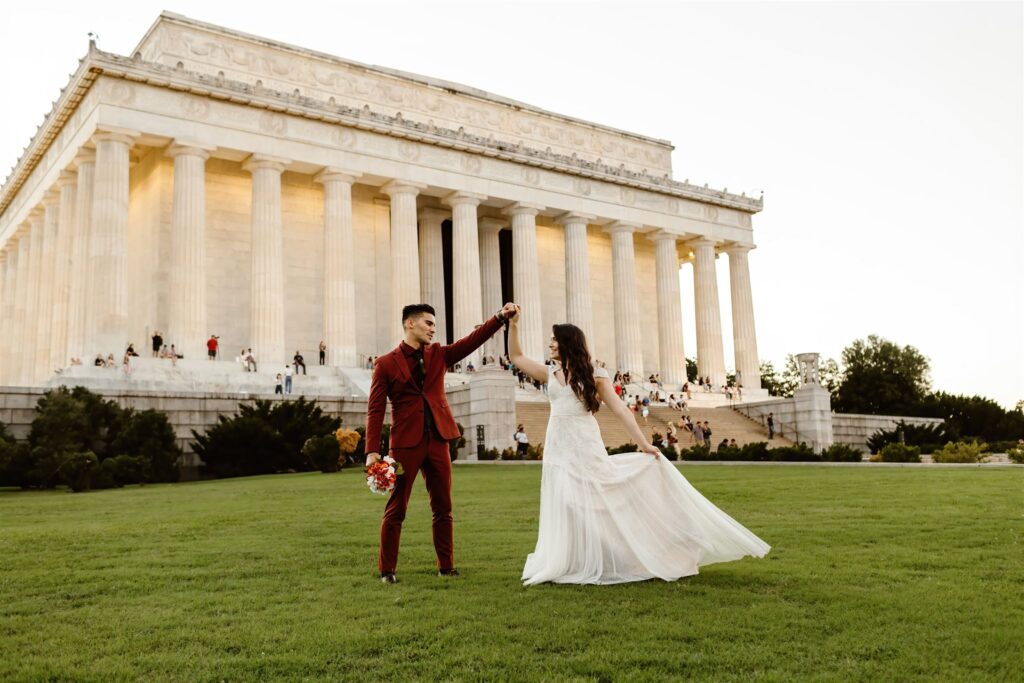the wedding couple dancing on the lawn in front of the Lincoln Memorial