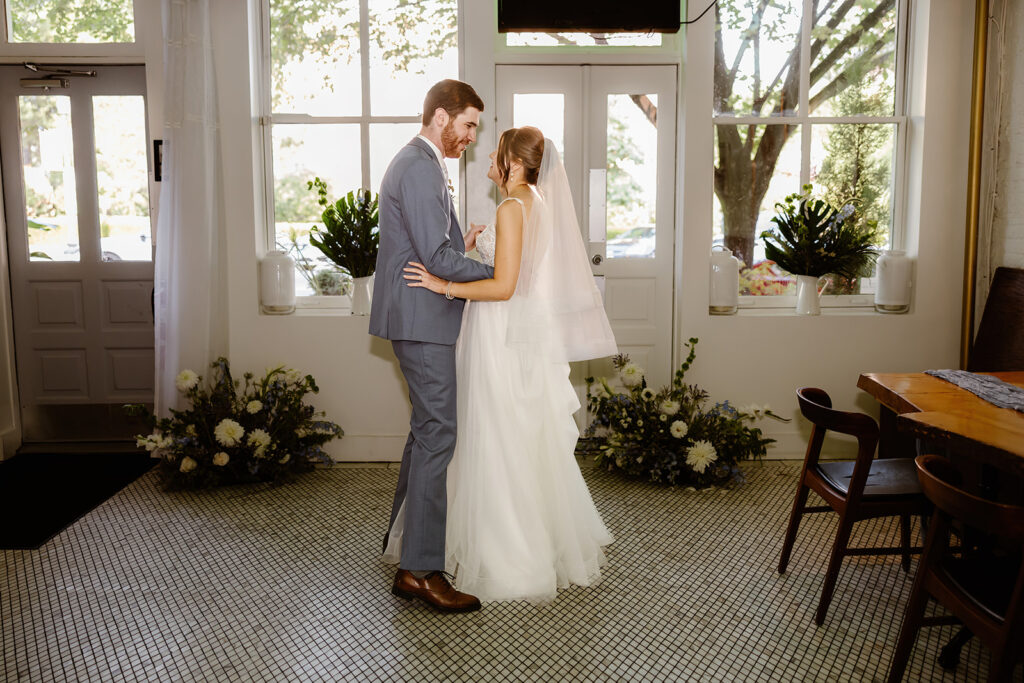 the wedding couple's first dance