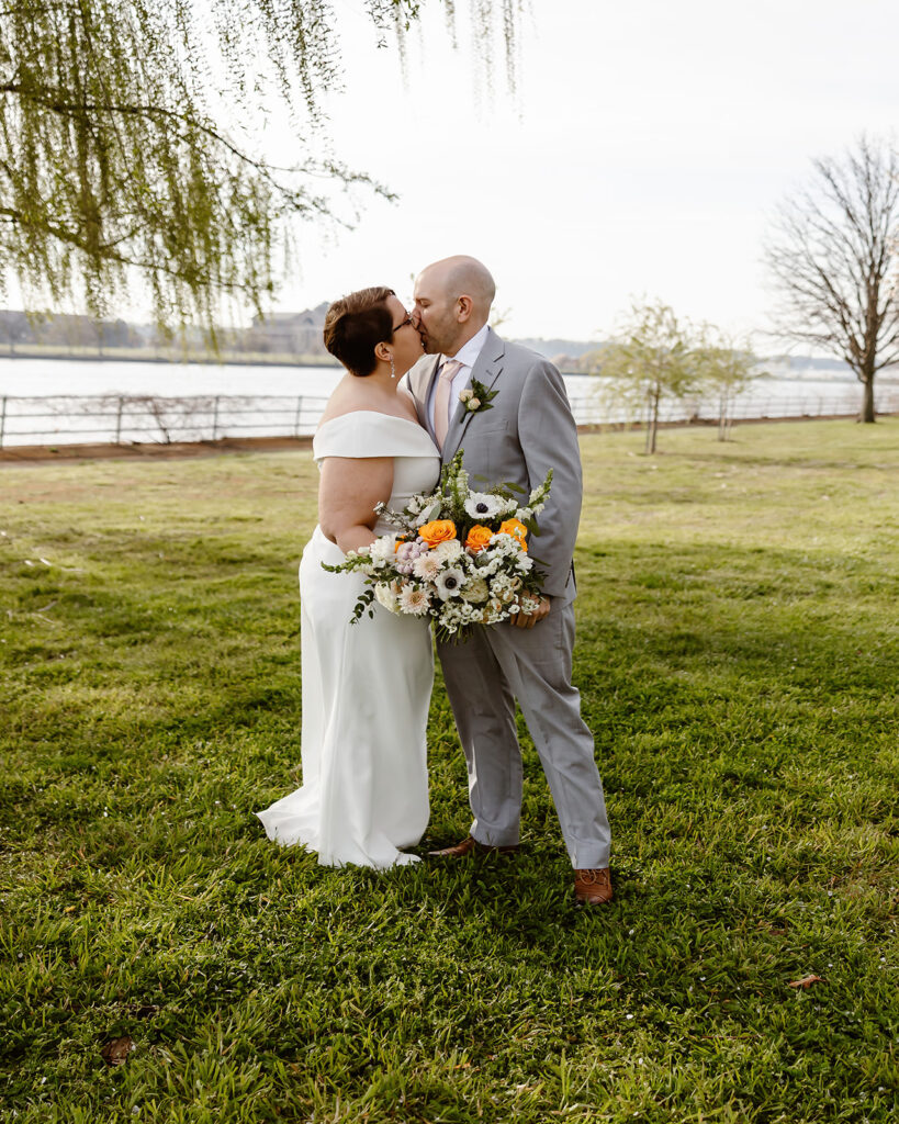 elopement ceremony at east potomac park in dc