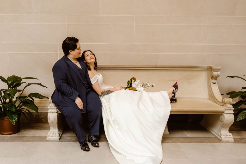 the wedding couple sitting on the benches at the National Gallery of Art