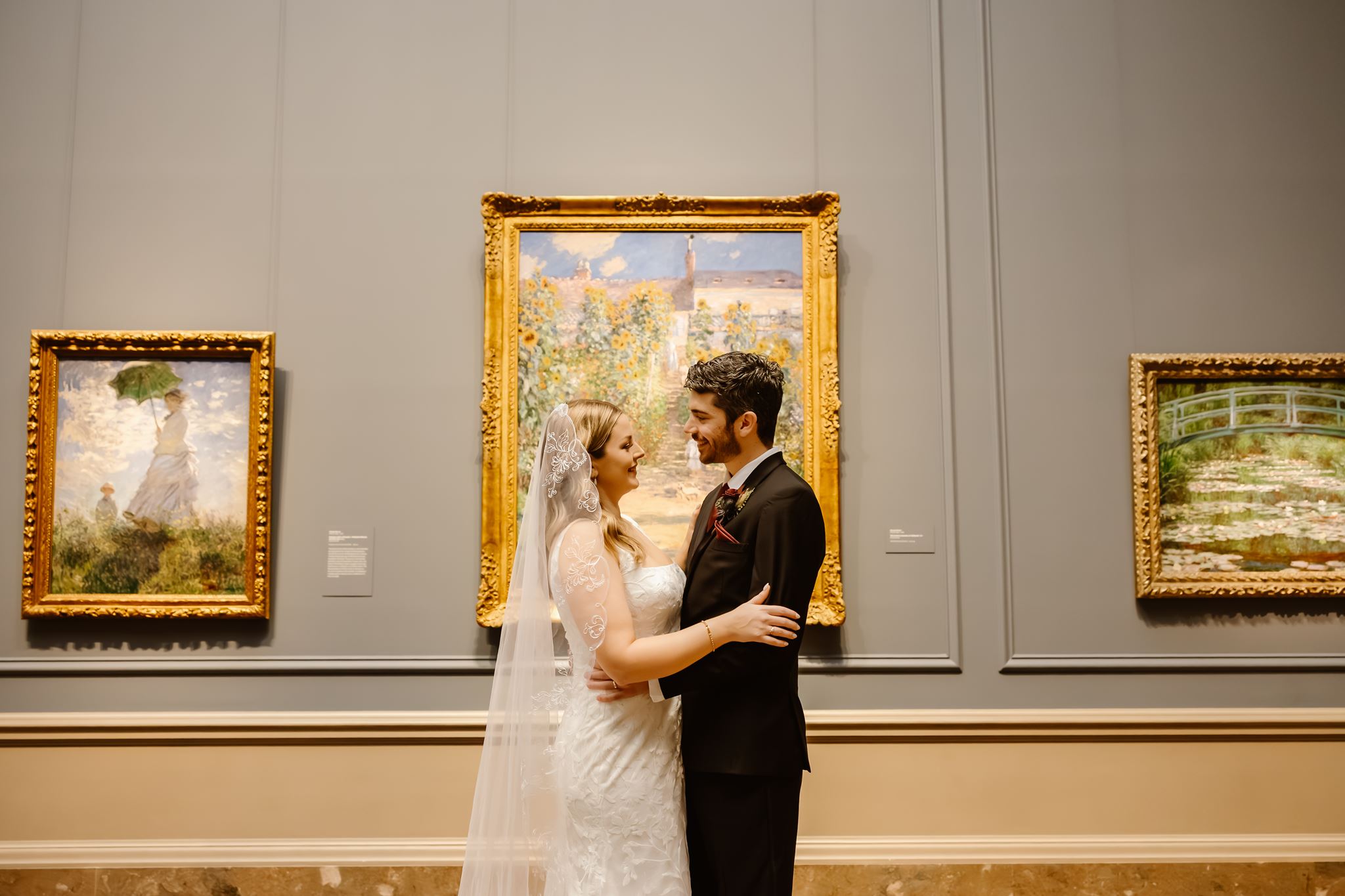 elopement couple hugging in front of artwork at the national gallery of art in dc