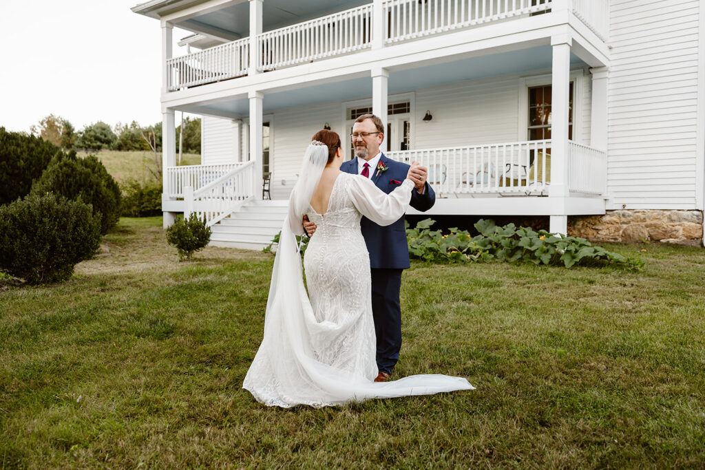 bride and dad first dance